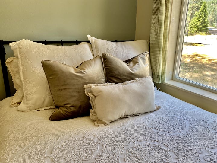 全尺寸床，配有羽绒枕头、羽绒被和羽毛床。  舒适的睡眠空间，可以打开旁边的窗户呼吸新鲜空气，欣赏外面的三一野生动物和天气。