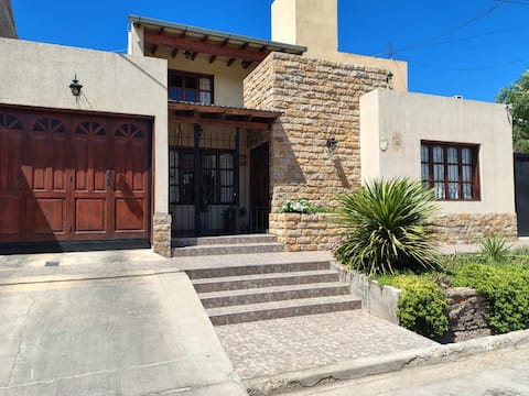 House with a jacuzzi in the garden. Excellent location