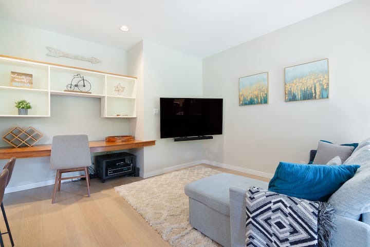 Zona de televisión/multimedia con sonido envolvente y sofá cama extraíble