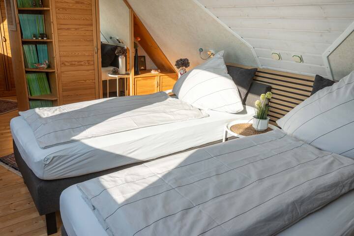 Dormitorio 2 con camas de somier separadas de 90 x 200 cm