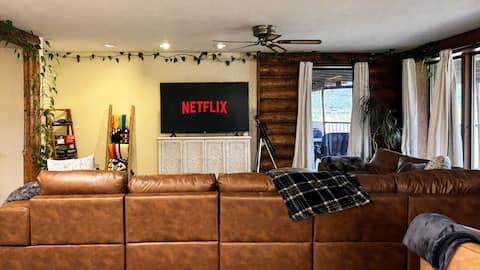 Fire Pit • Views • AC • Games • BBQ • Pet Friendly