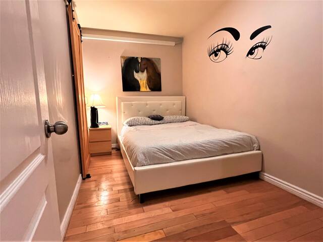 A1~Loft with Games~Gathering 20+ppl~100 Walk Score gallery image 4