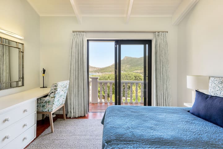 Tretia spálňa je ľahká a vzdušná s priamym prístupom na prednú terasu. Má výhľad na hory, more a bazén. Posteľ je možné nakonfigurovať ako manželská posteľ alebo ako dve jednolôžka. Matrac je najvyššej kvality a posteľná bielizeň je z egyptskej bavlny 400TC.