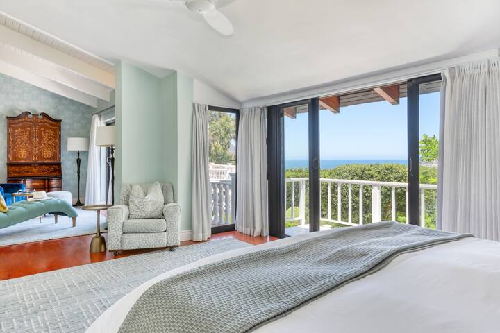 Posteľné a salóniky nádherného hlavného apartmánu majú posuvné dvere vedúce na vlastný balkón a terasu. Ľahnite si do postele a sledujte more a hory alebo sa pritúlite k dokonalému pokojnému nočnému spánku!