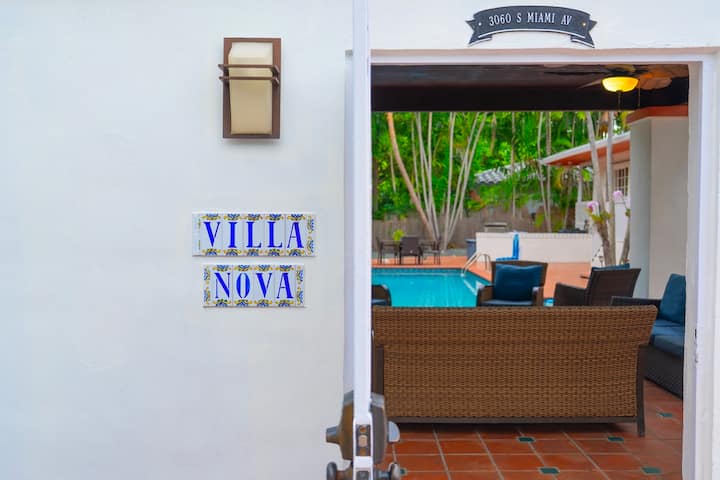 Villa Nova Miami | Pool, Palms, King Bed, & Arcade - Miami