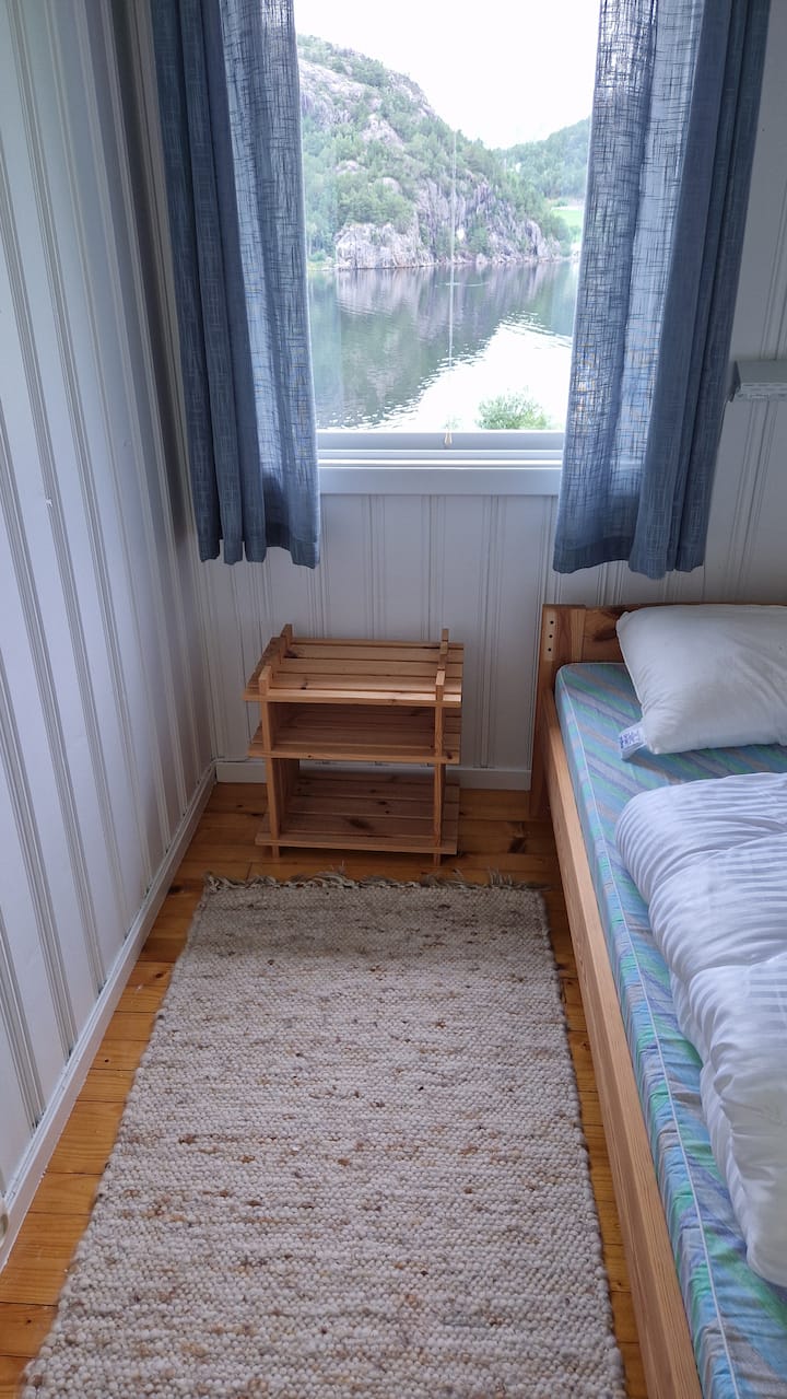 Le lit mesure 75 x 200 cm. Dynen er 140 x 200cm