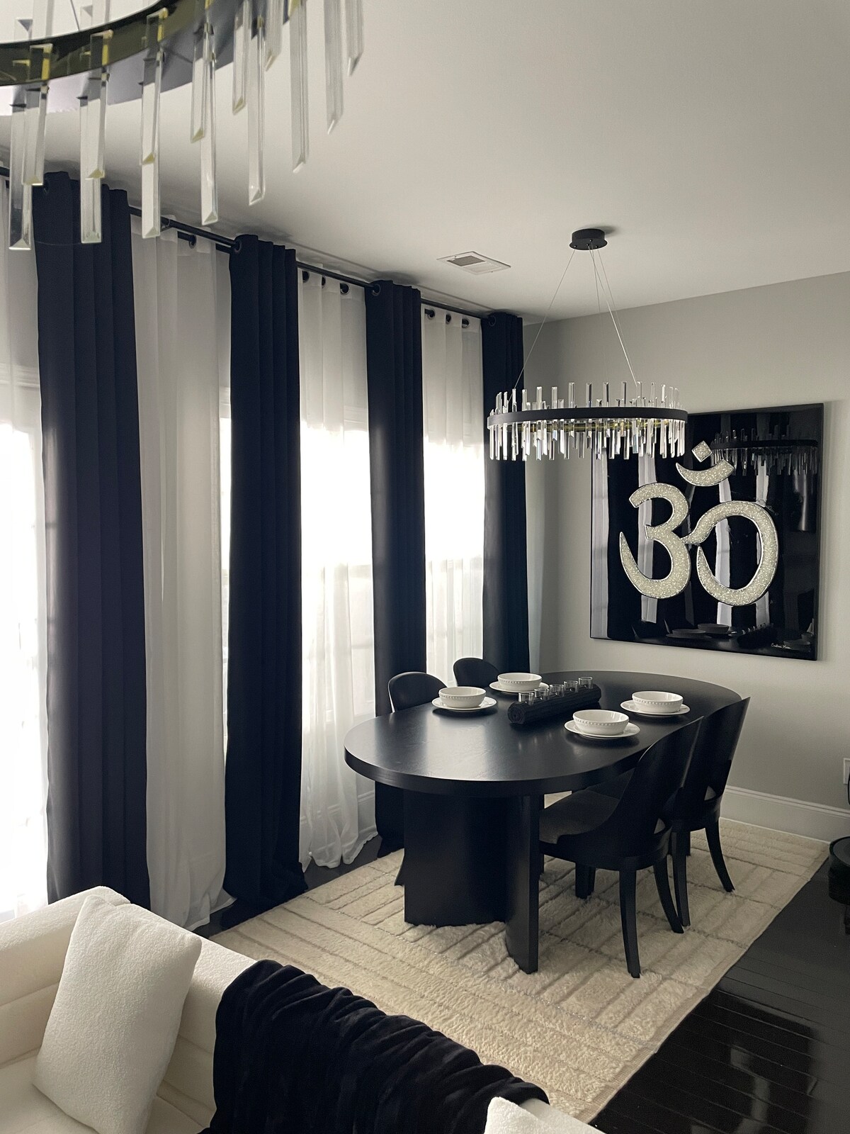 The Elegant, King beds, near Chateau Elan