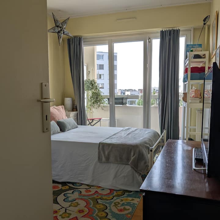 Ein bequemes Einzelbett befindet sich im Schlafzimmer.