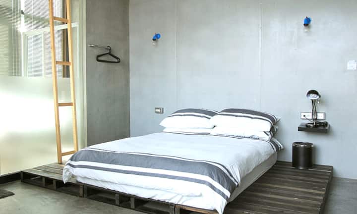 Downtown Kaohsiung, Liuhe Night Market, 1 min walk from Formosa Boulevard Station exit, industrial-style suite, Room 203