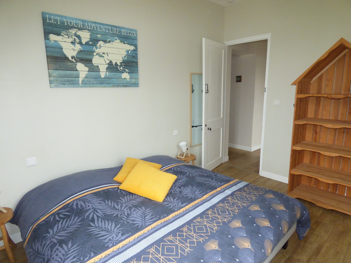 Habitación 1: 
2 camas individuales o 1 cama doble 