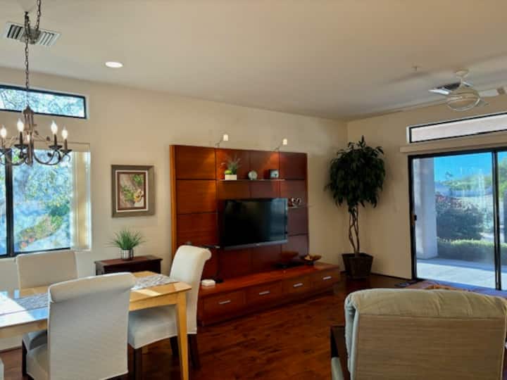 تلفزيون سوني ذكي ومشغل أقراص DVD وإطلالات على الصحراء.