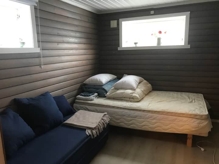 Спалня 1, с малко двойно легло с ширина 120 см, в допълнение към двойния разтегателен диван. 