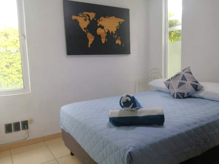 استوديو في الطابق الأرضي مع سرير مزدوج وحمام كامل مجاور.