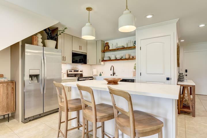 Hale Koa (Newly updated condo with split AC)