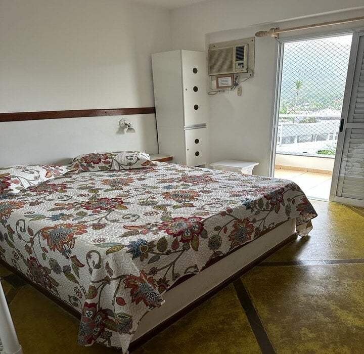 Izba s 1 manželskou posteľou, klimatizáciou, ventilátorom, televízorom, 3 matracmi navyše a balkónom.