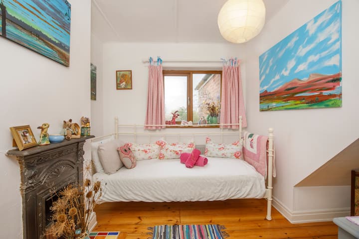 Acogedora habitación individual con sofá cama