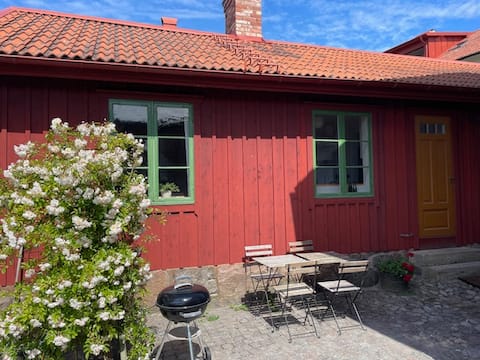 Charming backyard cottage in central Varberg