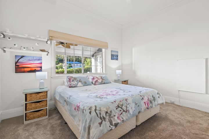 חדר שינה 2: מיטת קווין סייז, ניתן להפריד לשתי מיטות קינג סייז לפי בקשה 