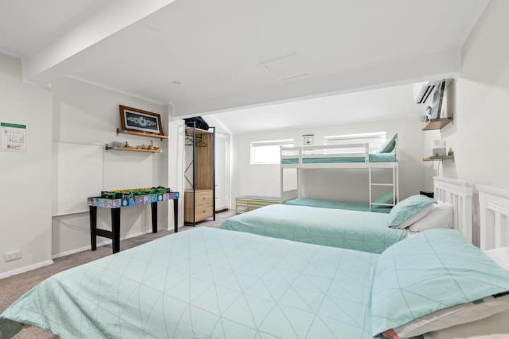 חדר שינה 3
2 x קינג סינגלים
1 x מרפסת פרטית עם דרגש יחיד
