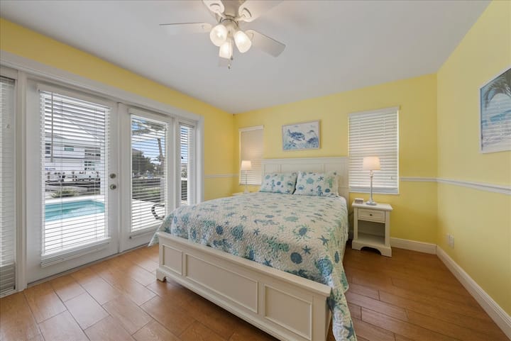 Dhoma e dytë e gjumit ka një krevat dopio "Queen" dhe me pamje nga pishina dhe Gjiri.