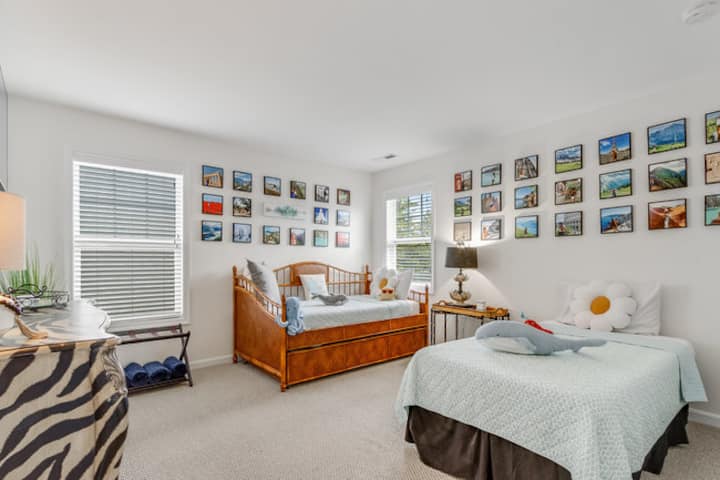 ห้องนี้มีเครื่องนอนที่สะดวกสบายสำหรับเด็กหรือผู้ใหญ่ "คุณไปยังสถานที่ยอดเยี่ยมได้แล้ว! วันนี้เป็นวันของคุณ !" 
ชายหาดกำลังรออยู่ดังนั้นไปตามทางของคุณ!   