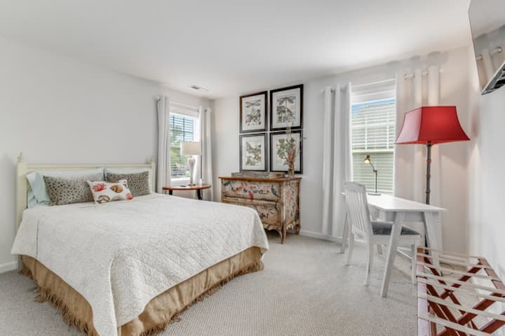 เตียงควีนไซส์ชั้นบนพร้อมพื้นที่โต๊ะทำงานส่วนตัว