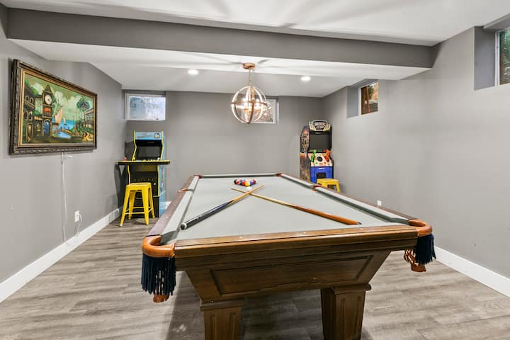 Group Getaway: Fun Backyard, Pool Table, Arcade - Omaha, NE