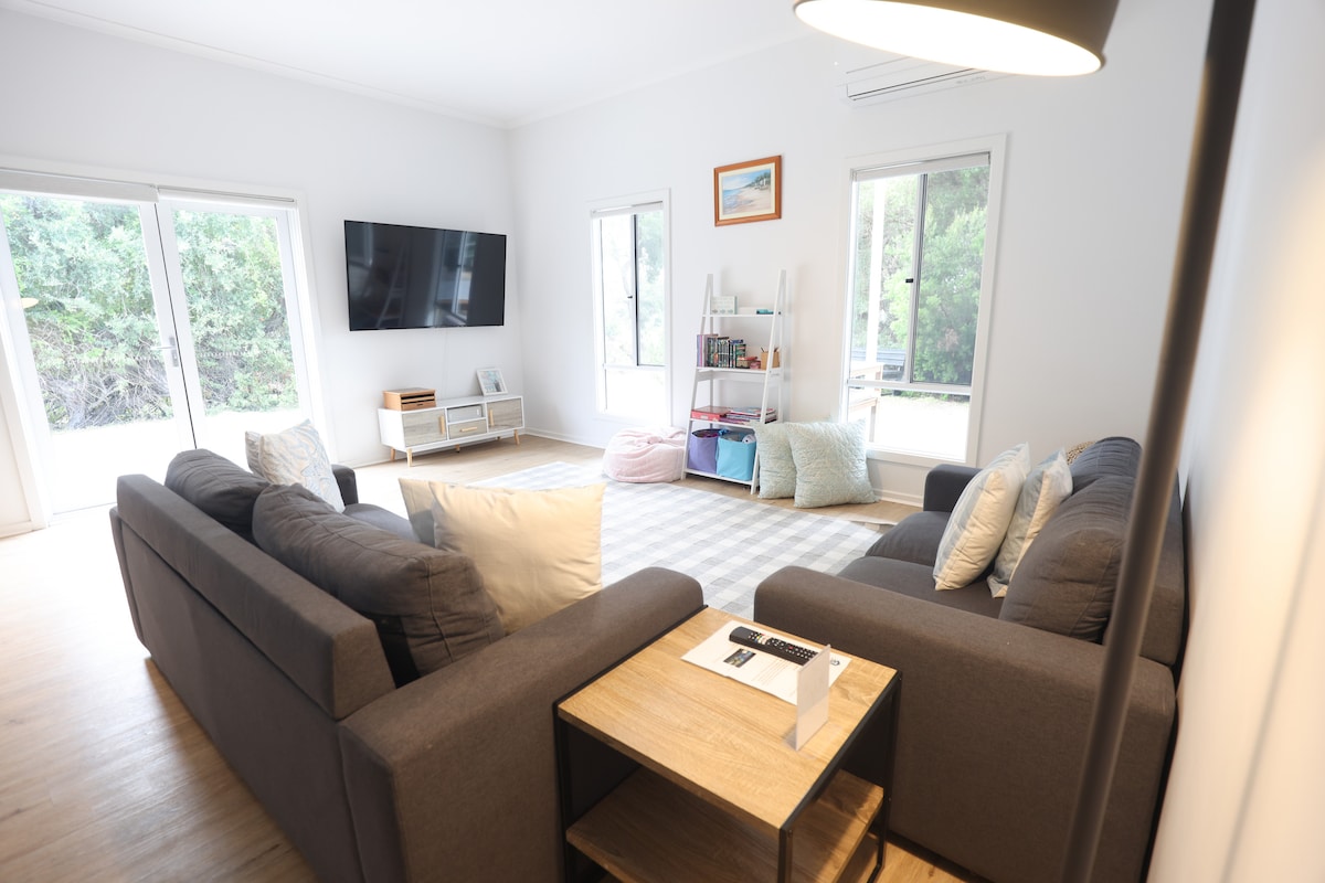 Top Airbnb: Jonus in the Big Blue House in Robe
