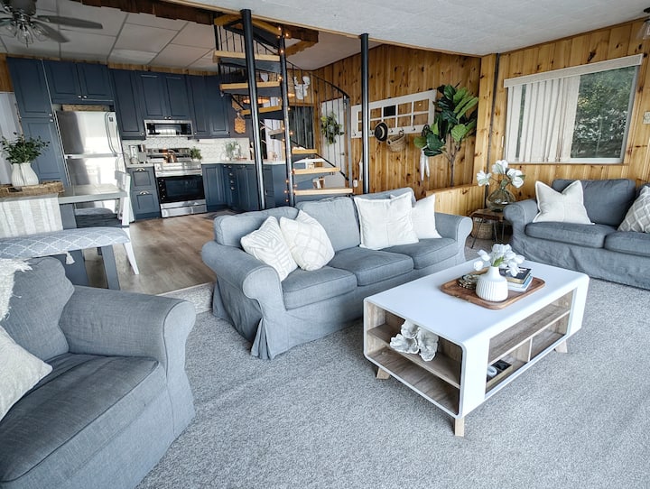 Couchiching Lakefront Retreat
Incredible Location! - Orillia