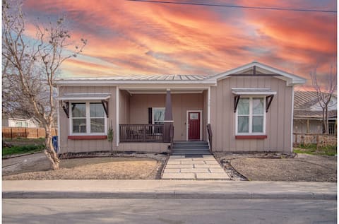 BRAND NEW Luxury Impressive House Near Downtown!