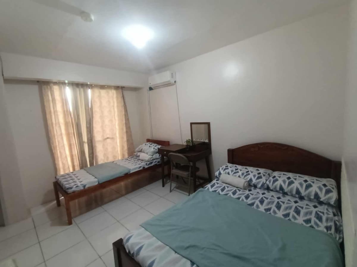 יכול להכיל עד 5 אורחים עם מזרן נוסף על הרצפה.