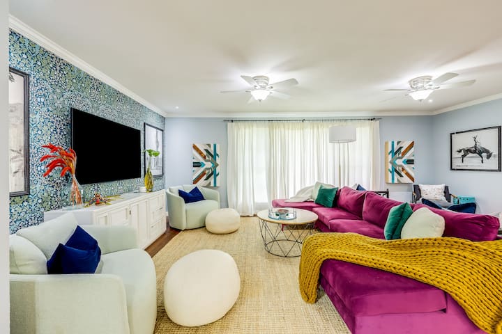 Stylish 5-bedroom retreat: steps from downtown