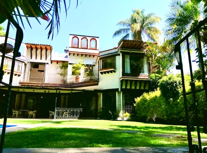 Hermosa Villa Mexicana Diseñada A Medida En La Ciudad De La Eterna Primavera, - Morelos