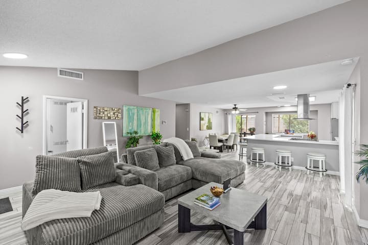 Beautiful modern home mins from LV Strip & Airport