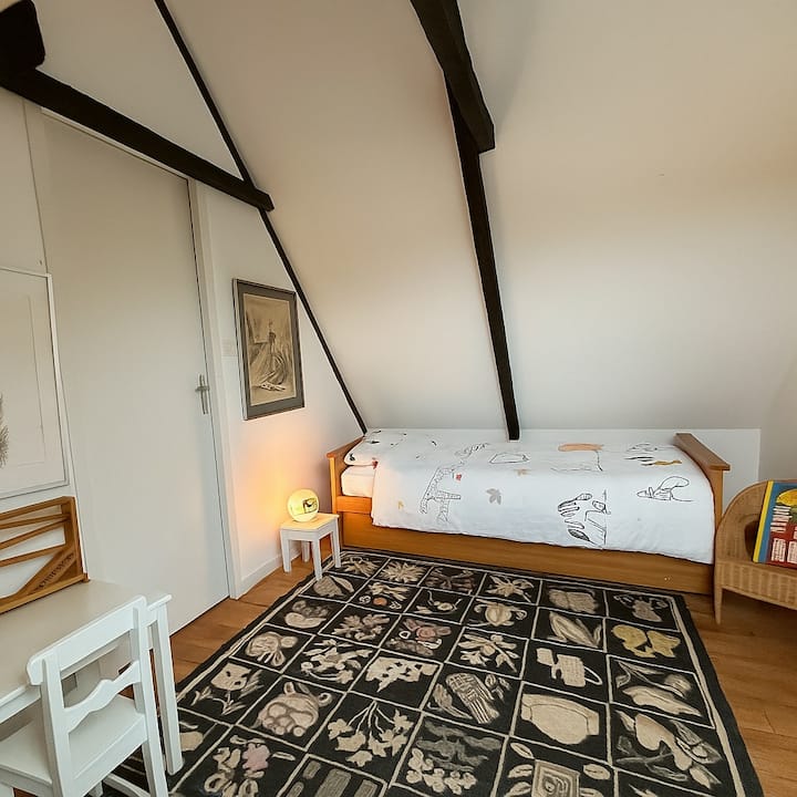 La habitación infantil se comunica con la habitación 1. Hay que atravesarla para llegar a la habitación 1. 