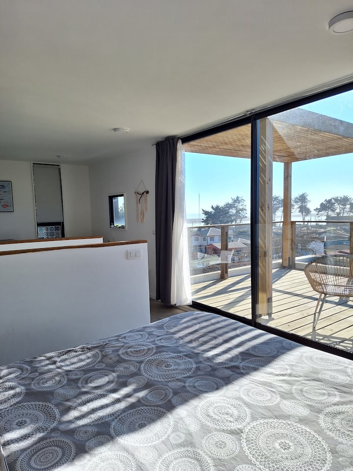 Letto con vista sull'oceano e sullo skyline