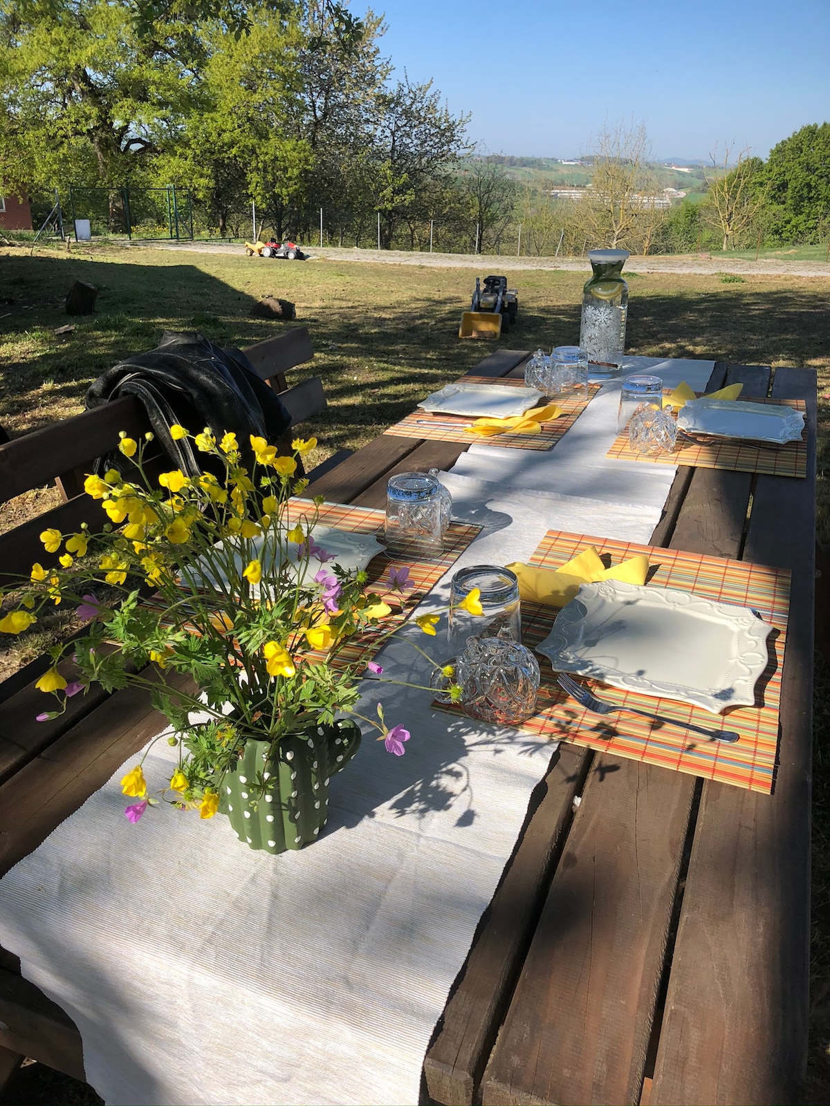 Çiftlik Evi ve Ormanda bir Kabin