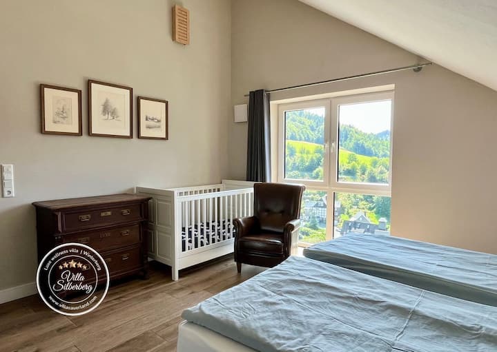 غرفة نوم في الطابق العلوي مع سرير طفل واحد