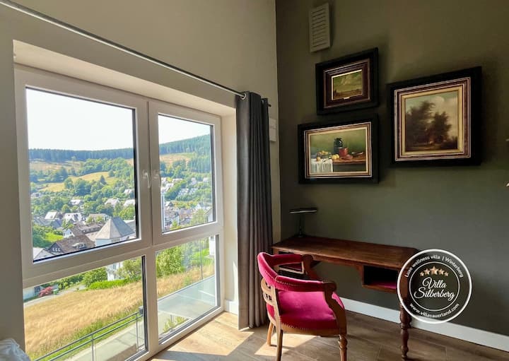 غرفة نوم في الطابق العلوي مع سريرين منفصلين