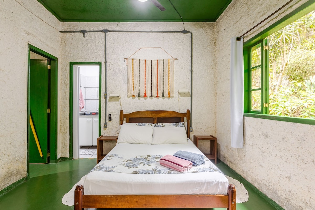 Esta es la suite donde puedes relajarte después de un día de turismo, tiene una cómoda cama doble y ventilador de techo.