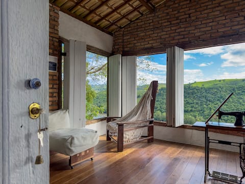 House with a bucolic view of the Paraguaçu River