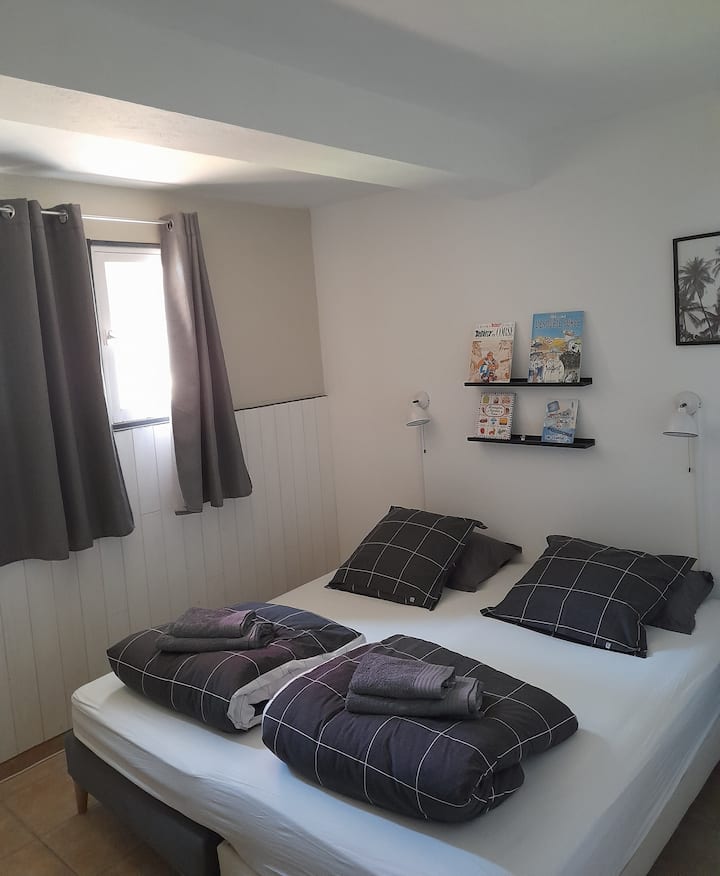 2 lit 90  x 190.... nous pouvons sur simple demande faire un couchage lit 2 places!