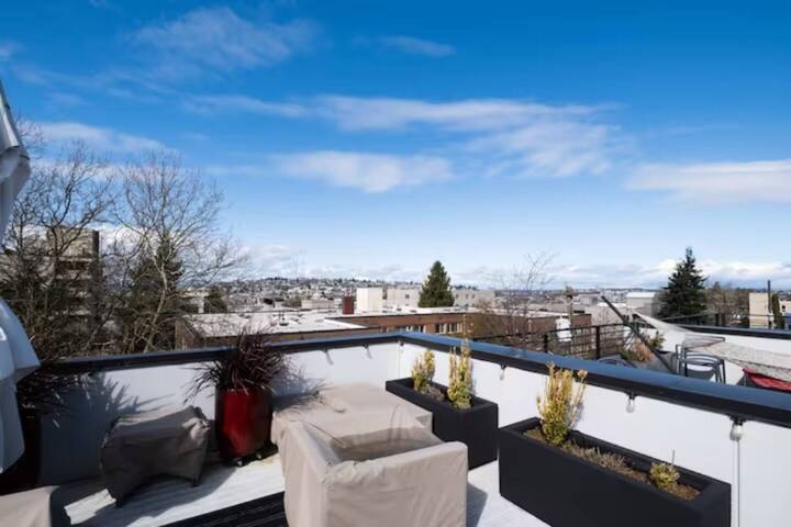 Spacious Seattle 3BR Loft w/ Space Needle Views gallery image 5