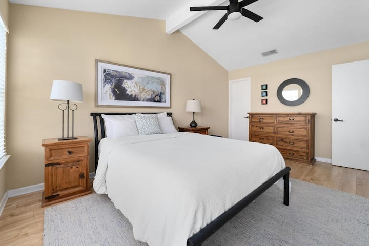 Hoofdslaapkamer met gewelfde plafonds