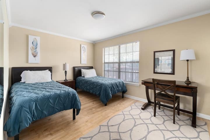 Kantoor/tweede slaapkamer - kan worden geconfigureerd als twee eenpersoonsbedden of een kingsize bed