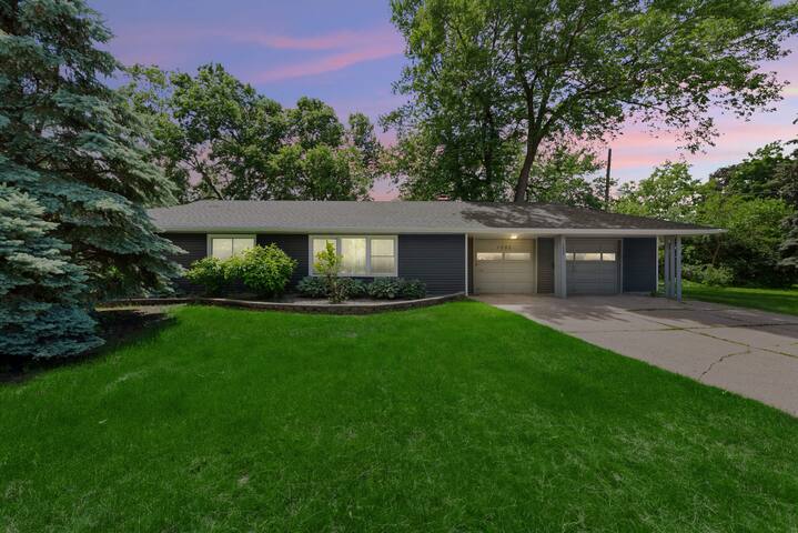 Amazing Two homes. Sleeps 12. Moa Airport Parks gallery image 2