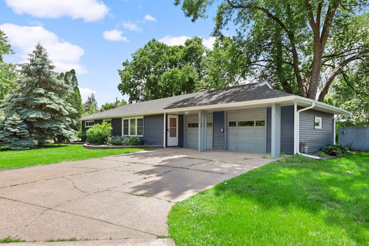 Amazing Two homes. Sleeps 12. Moa Airport Parks