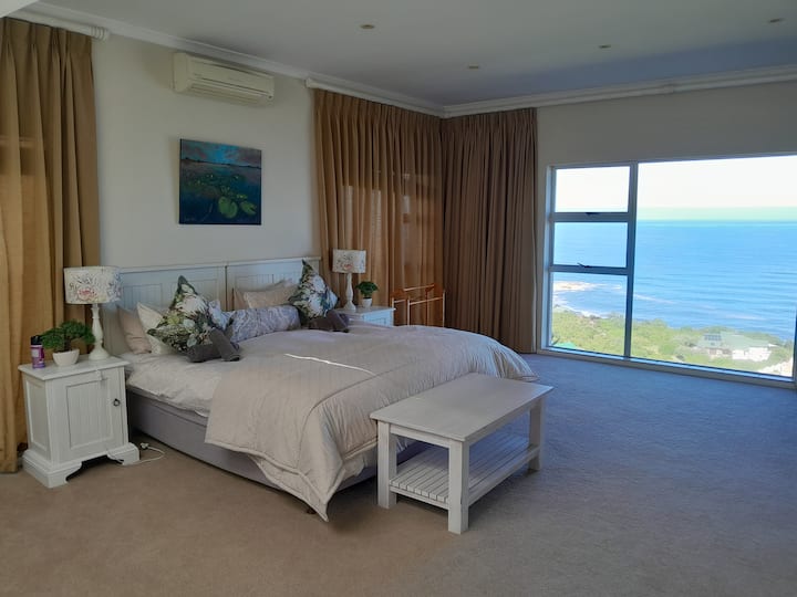 Fotografi e re në katin e sipërm (1 krevat dopio "king") Pamje nga oqeani me banjë ngjitur, hapësirë në dollap dhe një kasafortë