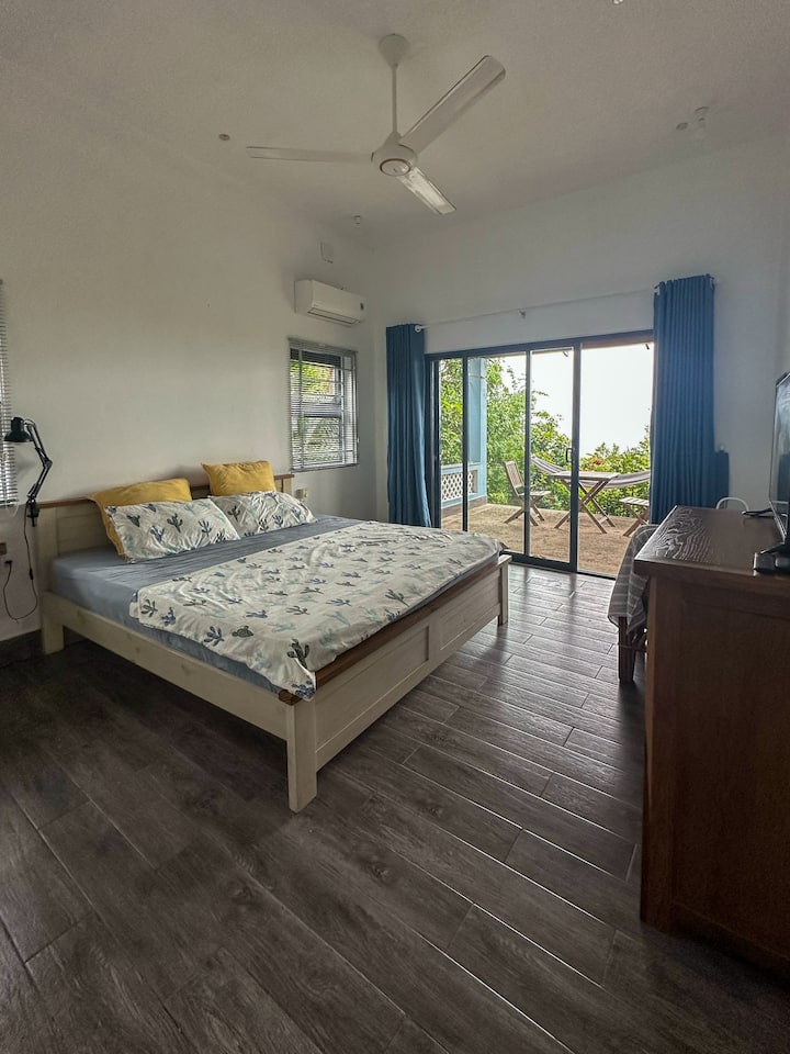 King size bed with spring mattress
Photo credit: Jasmin Stockmann