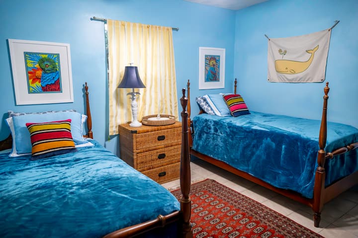 蓝色卧室，两张单人床